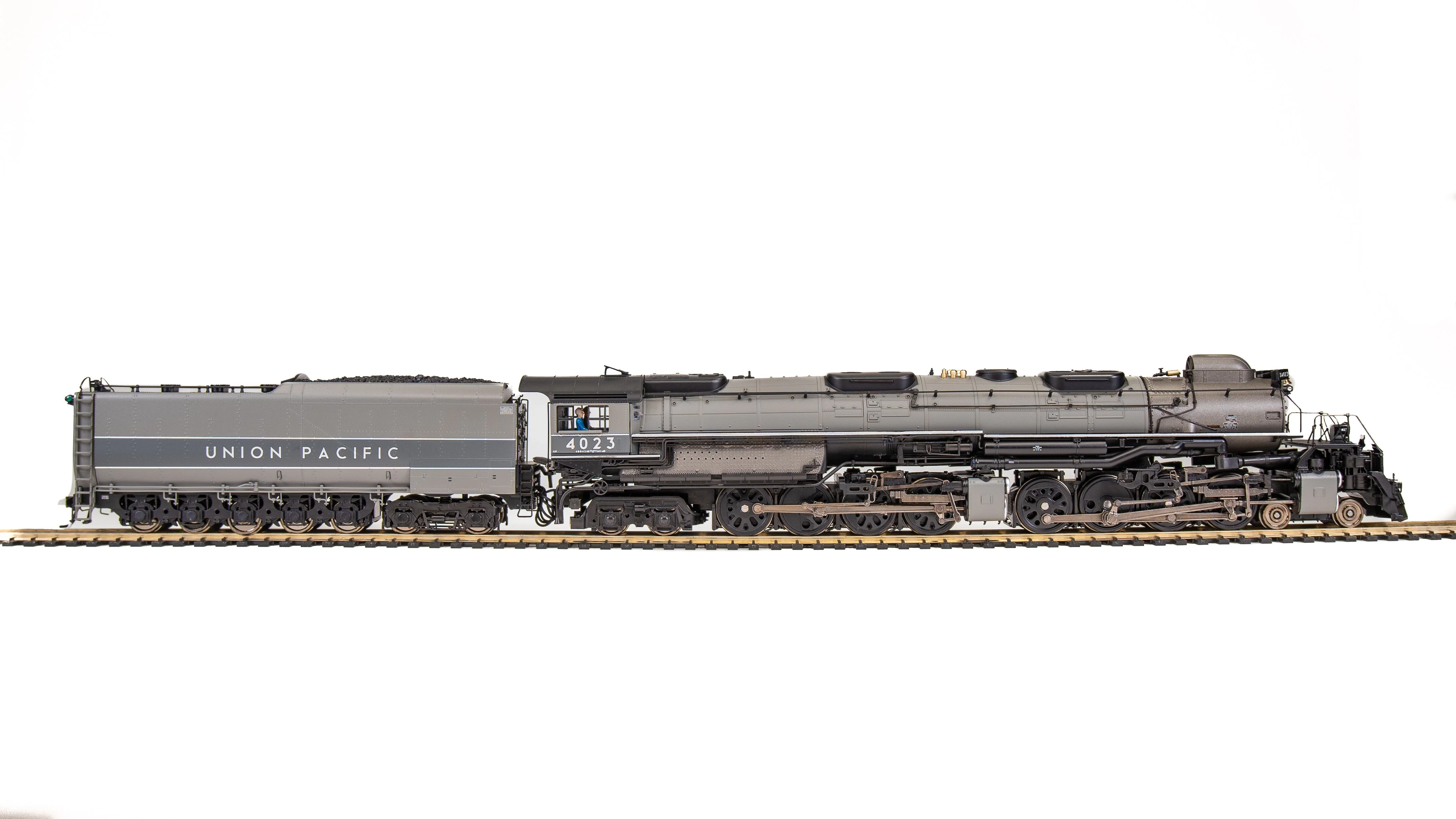 8371 UP Big Boy #4021, Two-Tone Gray w/ Aluminum, Wilson Aftercooler, 25-C-400 Coal Tender, No-Sound / DCC-Ready, HO (Fantasy Paint Scheme) - Image 4